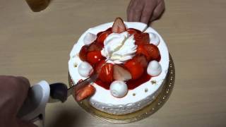 電動ナイフでケーキをカット