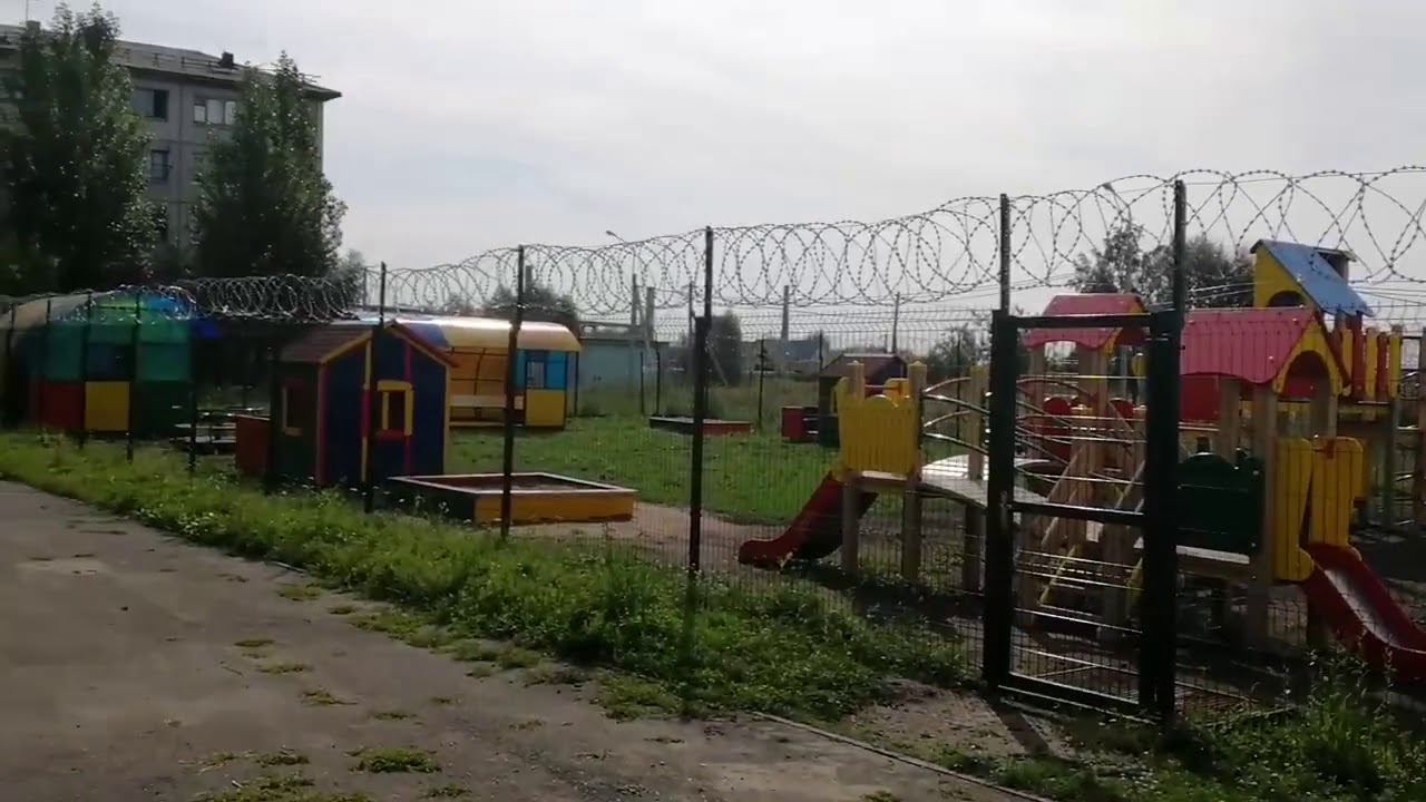 Детская площадка с колючей проволокой в Омске - YouTube