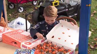 6-Årige Oliver Fixar Fika Till Poliser