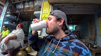 $150 hotel vs $1.68 Street Food breakfast‎ $150 ہوٹل کا ناشتہ بمقابلہ $1.68 اسٹریٹ فوڈ ناشتہ