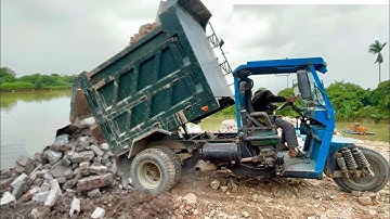 Công nông chở đất Bốc đầu cực căng | máy xúc Dosan phá nhà | tricycle carrying soil lifting head