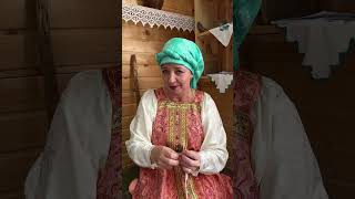 Хозяюшка плетет оберег Божье око