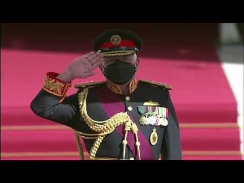 لحظة وصول جلالة الملك إلى مجلس الأمة لإلقاء خطاب العرش