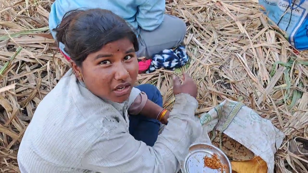 है बघा दिव्या आण संगम संगीत पाणी टाकून चटनी खातात ते पन हासून मी मनल हीतकी खाऊ नका तर काय मनती पोरगी
