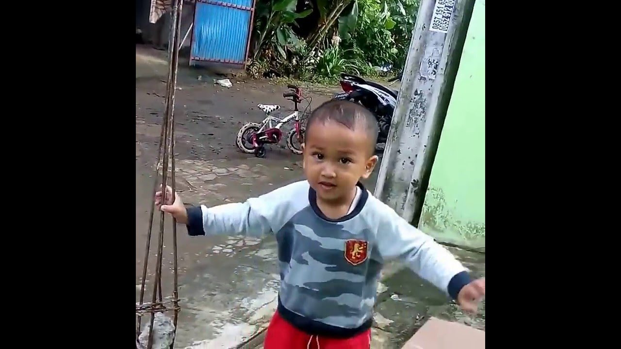 Video anak kecil bermain sepeda  lucu banget kocak YouTube