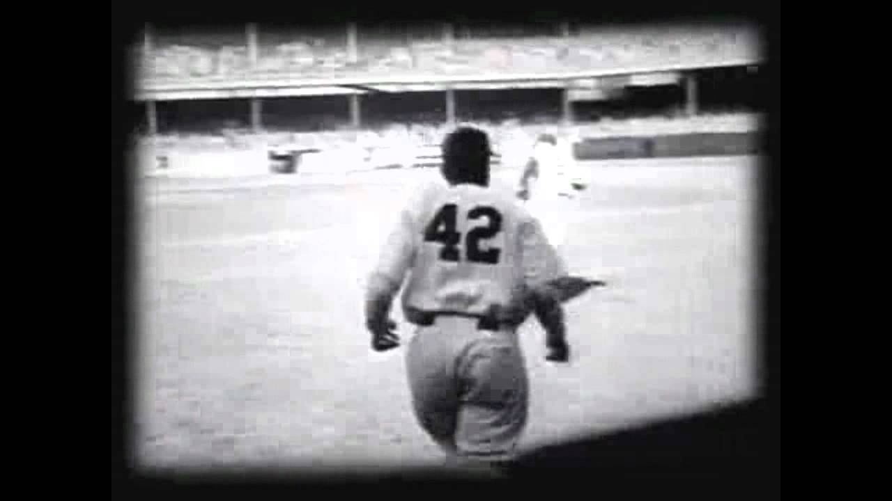Pa. little league honors Jackie Robinson: "We all wear 42"