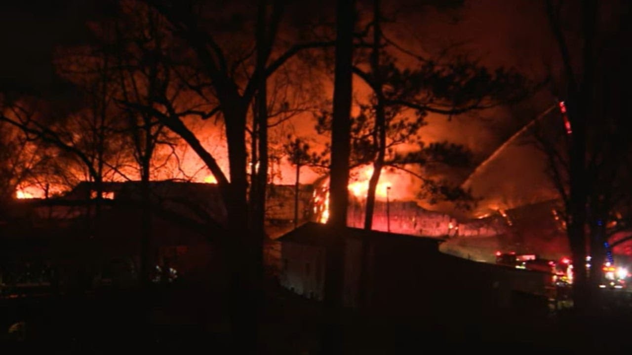 Fire rips through mattress warehouse in Clayton County - YouTube