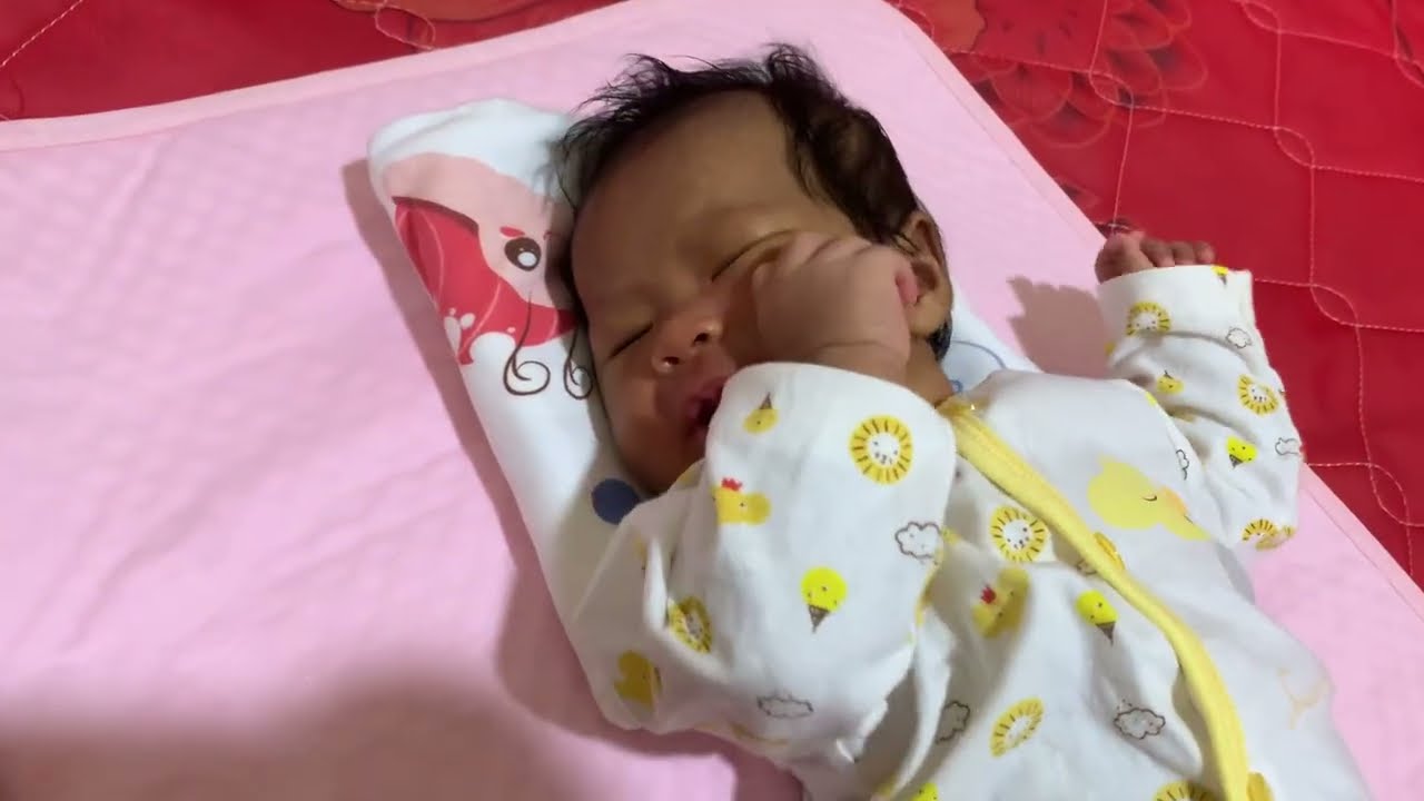 អូនកញ្ញាចេះជញ្ជក់ដៃហើយ😁😁😁