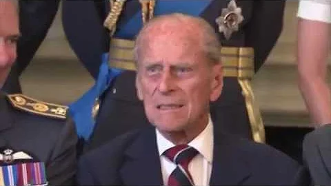 Le prince Philip s'agace contre un photographe et ...
