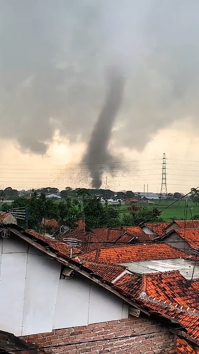 The destruction when this tornado passed through the settlement #whirlwind