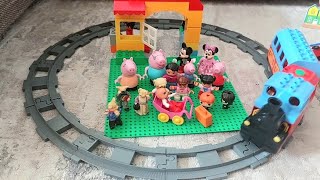 Train ride, Jazda vlakom. Rozprávky, prasiatka a vlk. (Lego Duplo), 15 časť, Pigs and wolf