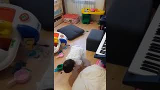 Веселая Мега Аделя играет на пианино! Вот это девочка! Веселая Мега Аделя играет на пианино! Вот это девочка!
