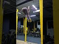 Девушка делает силовую на перекладине / Girl doing a power out on the bar