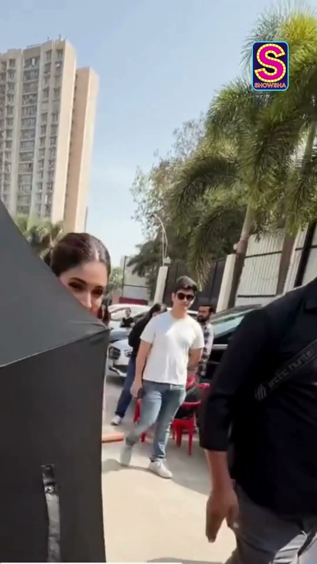 Bhumi Pednekar Seems To Have Borrowed THIS From SRK To Avoid Paps | Bollywood | N18S | #viral