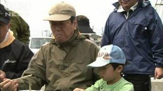 【原発】小沢氏　「釣った魚」食べて安全アピール（11/05/06）