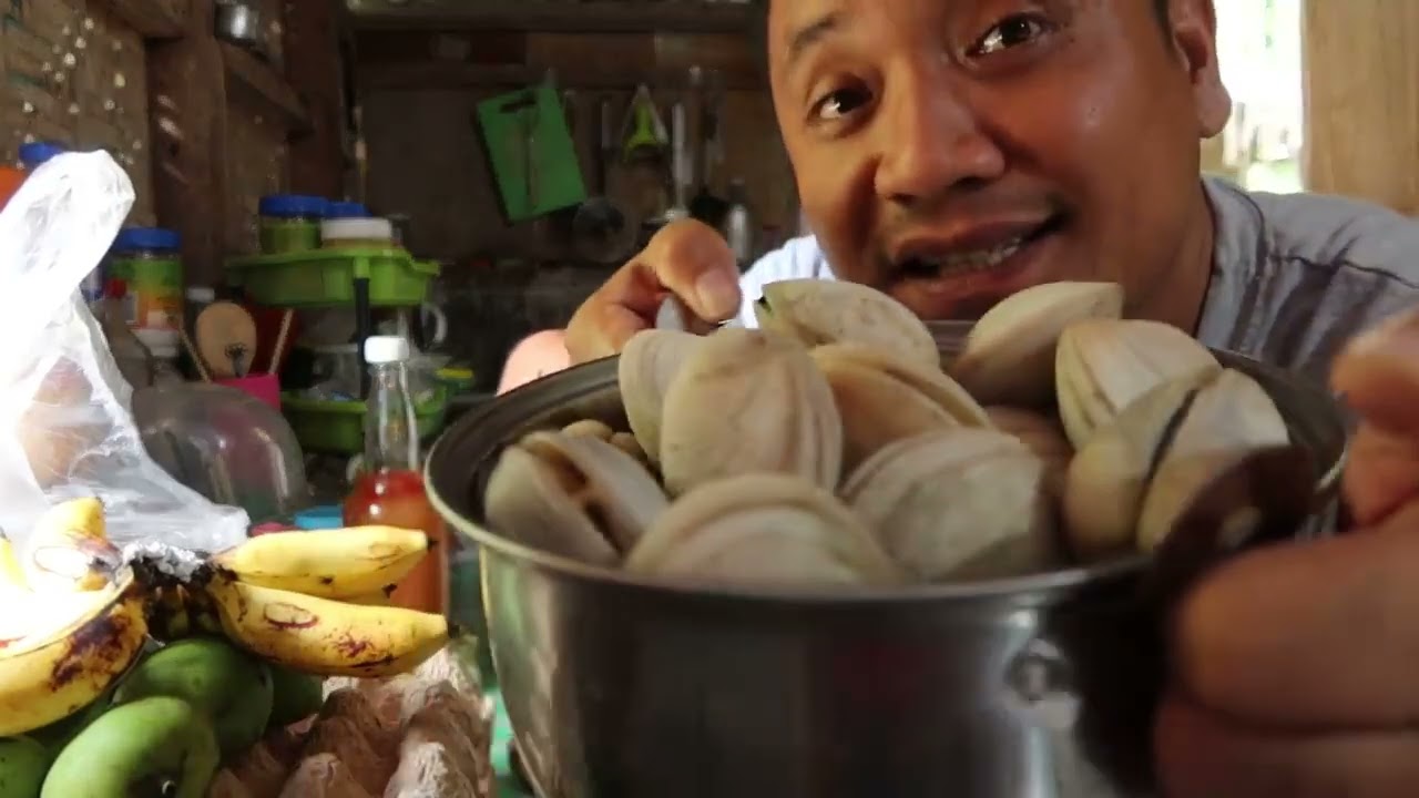 COOKING SEASHELLS AND SEAGRAPES VERY FRESH PA MORE FROM THE SEA OF CATMON CEBU PHILIPPINES!