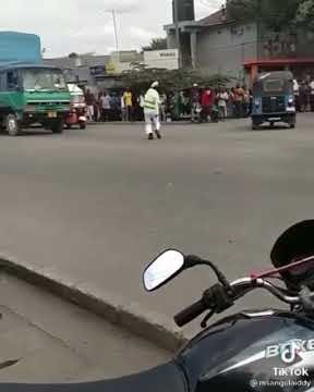 maajabu ya traffick barabarani.....na nyimbo ya diamondi #iyo