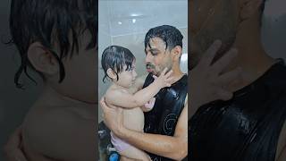 🥰😘#fatherdaughterbonding #shower #cutegirl #babysmile #trendingshorts #fatherhood #babybath