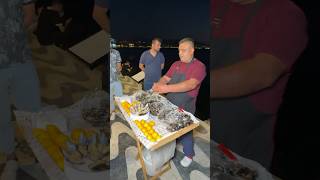 İzmir Kordonda Midyeci Cengiz Ustamız Müşterilerini Kendi Eliyle Besliyor