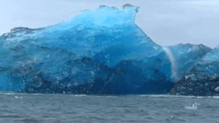 Ein Eisberg kentert