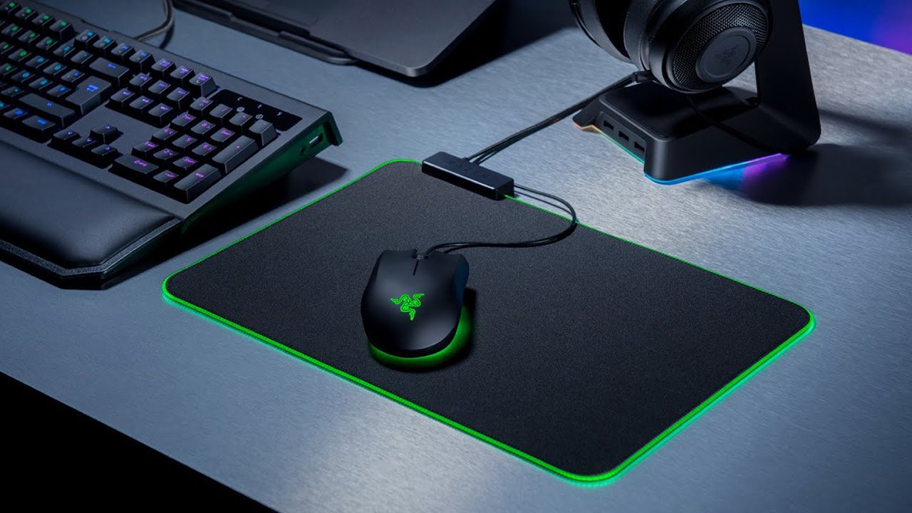 Wijzer pols toxiciteit Razer Goliathus Chroma Mouse Mat - Unboxing & Overview - YouTube