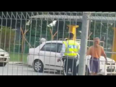 Terharu banget liat polisi baik hati bantuin orangtua nyebrang jalan raya