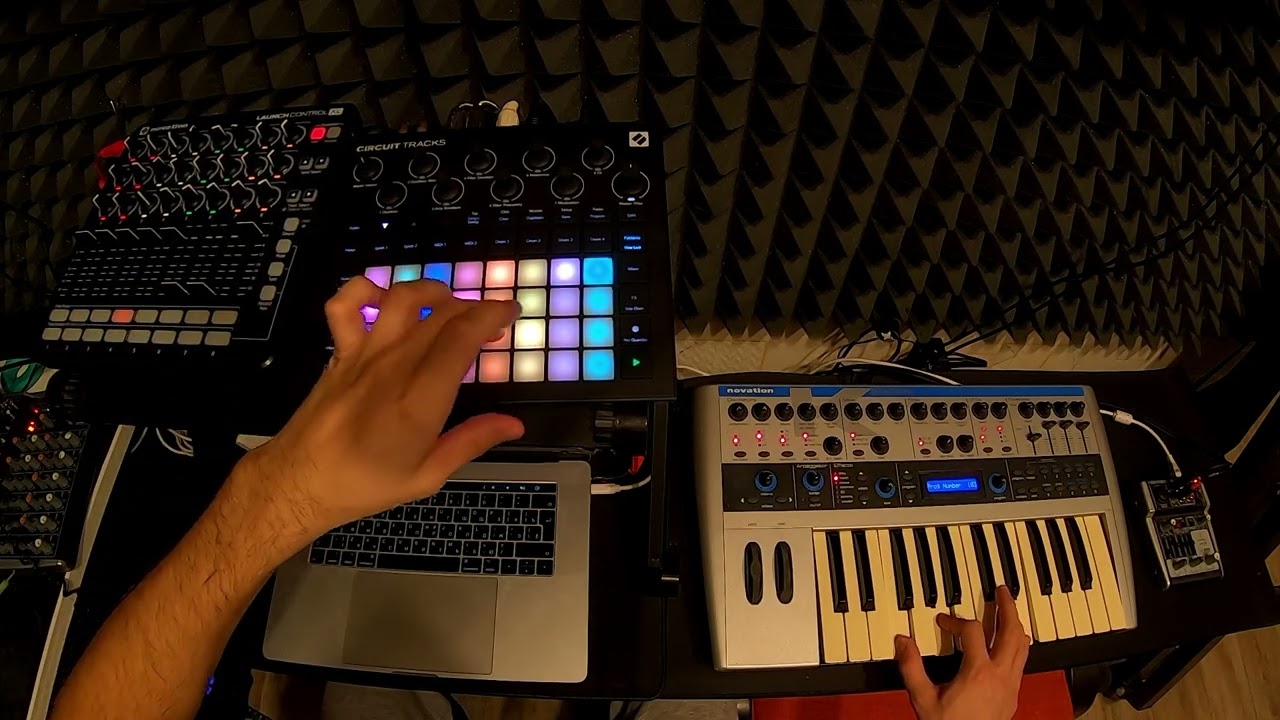 Evolving Ambient Techno Journey — Deep Pads, 120 BPM Pulse