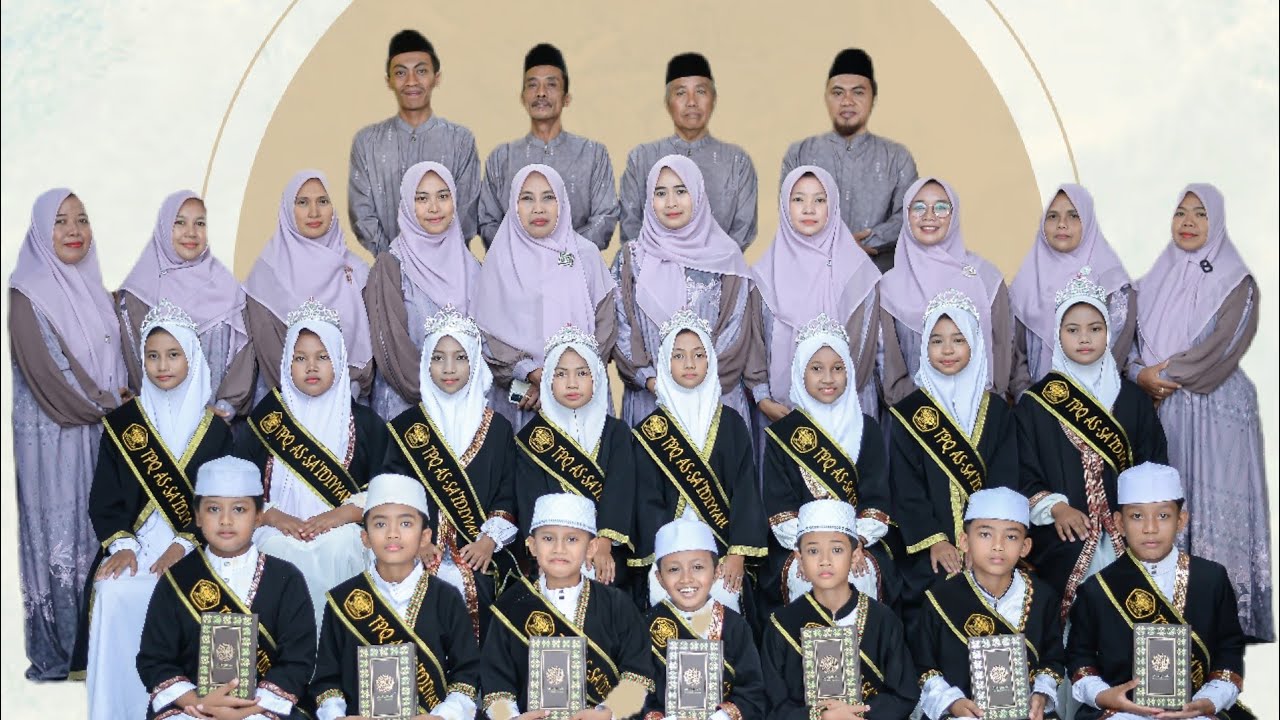Sesi Sungkeman bikin mewek 😭. Wisudawan Alqur'an minta maaf ke orang tua 