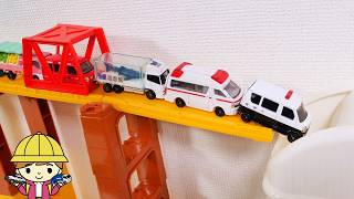 トミカ☆色々なミニカーがトミカシステムの坂道を走って箱にカタンと飛び込む✨