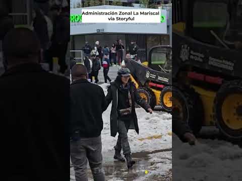 Los equipos municipales utilizan maquinaria pesada para despejar el granizo de las calles de Quito