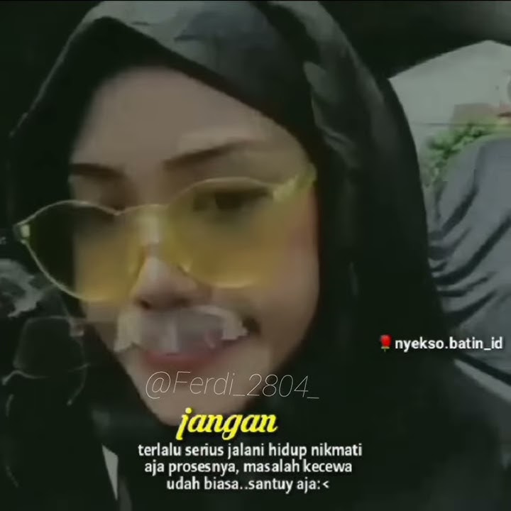 Story'wa cewek berhijab ngevape