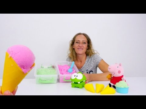 Spiel mit kinetischem Sand und Peppa Wutz.