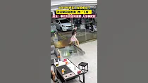 女孩误将横开门当成推拉门，意外将门推倒。店主：事后女孩主动道歉并提出赔偿，后续会在门口张贴更显眼的标识提醒客人。#news #shorts