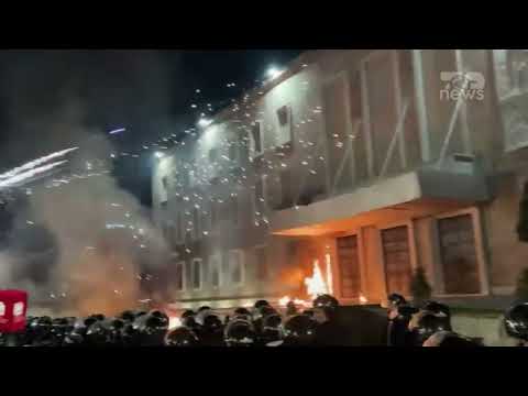 Top News – Tensione në protestën e opozitës/ Protestuesit hedhin molotovë drejt Kryeministrisë