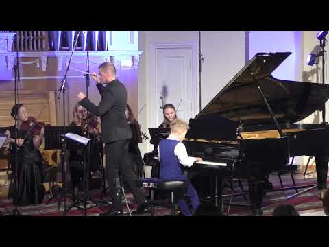 Видео: Fedor Kutuzov ( 9 y/o) -   И. С. Бах Концерт фа минор, BWV 1056 ( Part II,III)