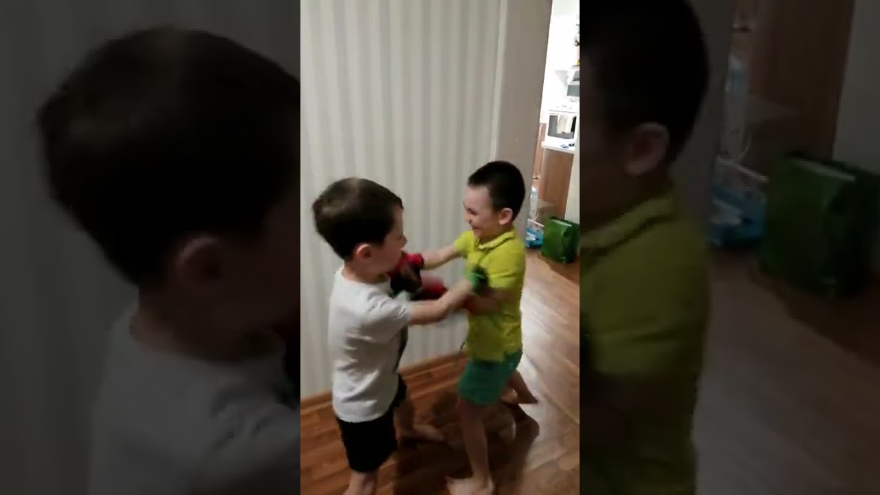 Расул с Эмилем играют в боксерских перчатках - YouTube