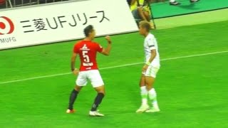 浦和レッズ槙野智章　湘南FW高山に競り勝ちガッツポーズ (2015.8.16)