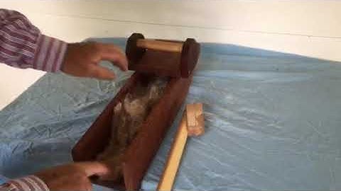 Wool picker single action for combing wool