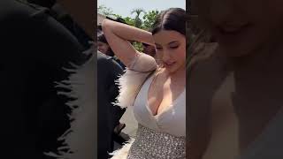 Nora Fatehi Hot cleavage Show 🔥🖤