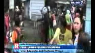 Memalukan. . . Dua Siswi Berkelahi Di Depan Umum.