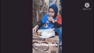 sambil ngangkang,cantik lagi makan salpok!