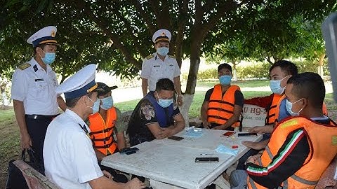 Vùng 5 Hải quân cứu 6 ngư dân trên tàu cá bị sóng đánh chìm