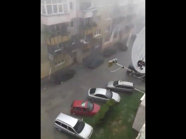VIDEO – Furtună puternică la Avrig. A spulberat câteva acoperișuri la blocuri 1 video