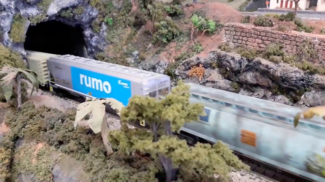 Composição triplex de c30 MRS tracionando vagoes hopper fechados e cilíndricos