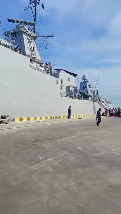 anak anak sekolah main di pelabuhan Tanjung Mas Semarang lihat kapal perang