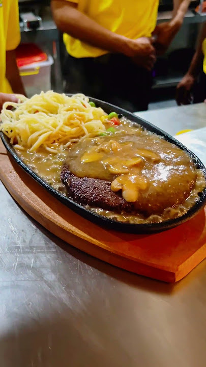 Suasana di Waroeng Steak & Shake Kupang Indah Surabaya hari ini!⁣  #waroengsteakandshake