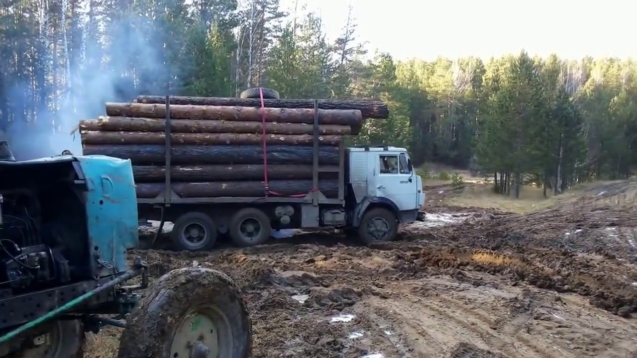 Камаз буксует в лесу