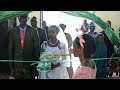 TAZAMA BWANA HARUSI BAADA YA KUUNGANISHWA KUWA MWILI MOJA WAKIENDA UKUMBINI WAKUTANA NA UTEPE 