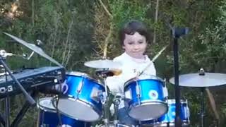 Niño de 5 años tocando Another Brick In The Wall de Pink Floyd, junto a sus padres.