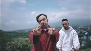 Oggie Este Feat Eizy - Tak Wajar ( Official Music Video )